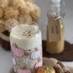 Iced Chai Latte mit Kürbisschaum – Starbucks Copycat